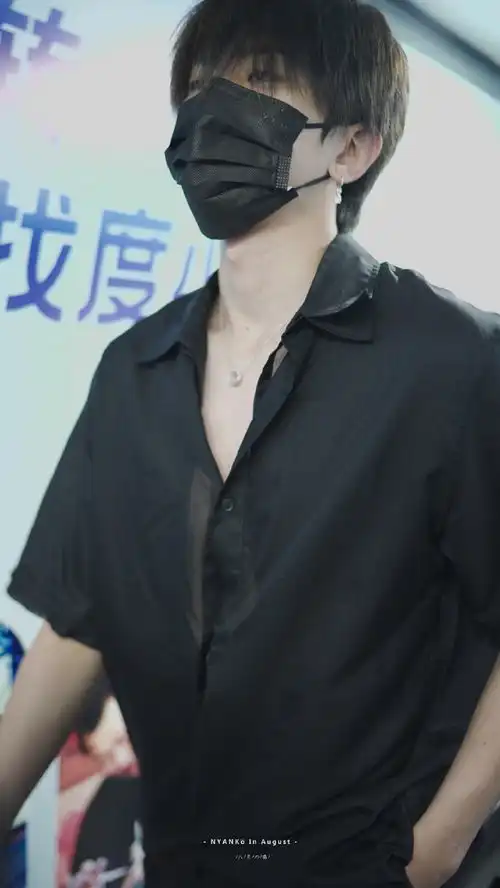 210608蔡徐坤全黑look新鲜路透出炉少年的胸口有点危险