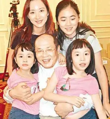 身材最矮的港姐,嫁给丑男生3女却离婚,今已再婚9年很幸福