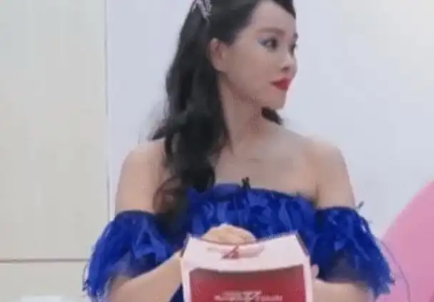 伊能静把张萌晋级卡丢地上,谁注意黄圣依的表情还有镜头拍着呢