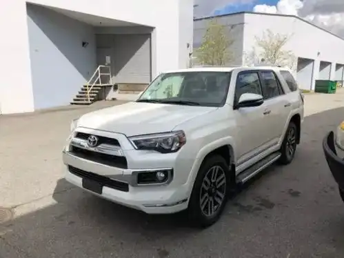 配置完爆霸道的越野黑马18款丰田超霸4runner