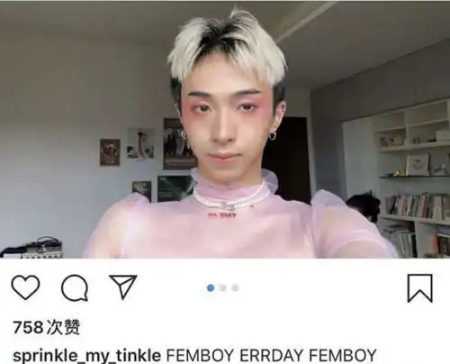 伊能静与儿子哈利的合照引发热议哈利对着镜头咬唇放电,表情略显油腻