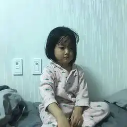 表情包可爱的女孩子生起