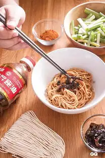 gq男子汉食堂极简黑白葱油拌面