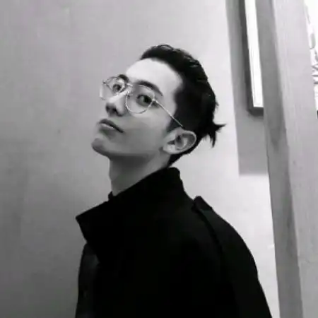 qq黑白头像男生,男人的笑何尝不是高傲