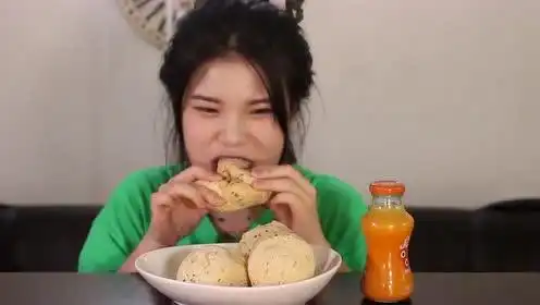 韩国吃播豪放派当顺小妹吃芝麻黏包,发出的声音好难听