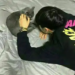 男生头像真人侧脸抱小动