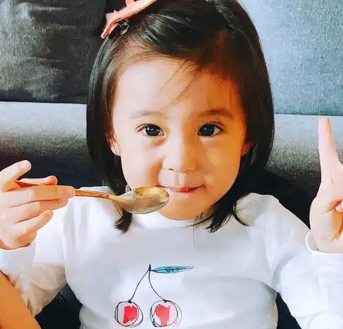 修杰楷晒女儿萌照,咘咘越来越淑女,波妞剪齐刘海太影响颜值