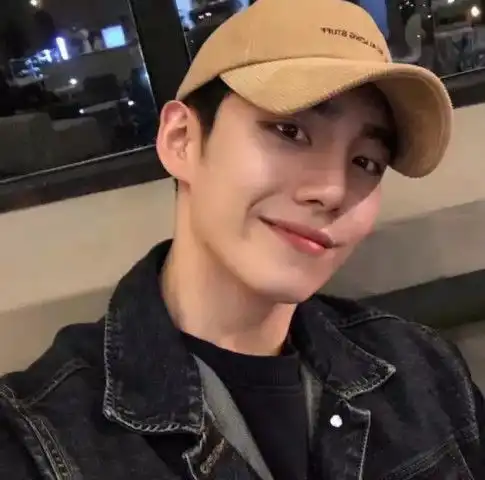 男生暗恋你的3个表现,全中的话,就偷着乐吧