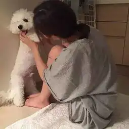男生头像真人侧脸抱小动