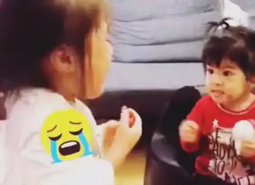 咘咘连推4下妹妹,玩气球的波妞也开始动手,咬牙切齿的表情亮了