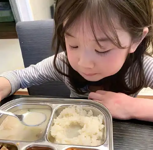 组图互联网女儿金雪缺掉两颗门牙眯眼萌笑可爱含量超标