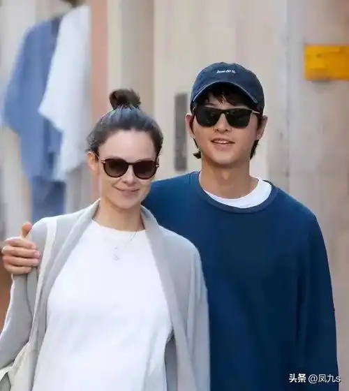 宋仲基牵手老婆,显得成熟稳重,再也没有少年感,婚姻果然是坟墓