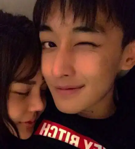 21岁韩安冉再次整容,脸上带着绷带直播带货,网友的评论太酸