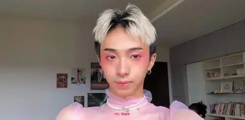 伊能静图片表情包浓妆艳