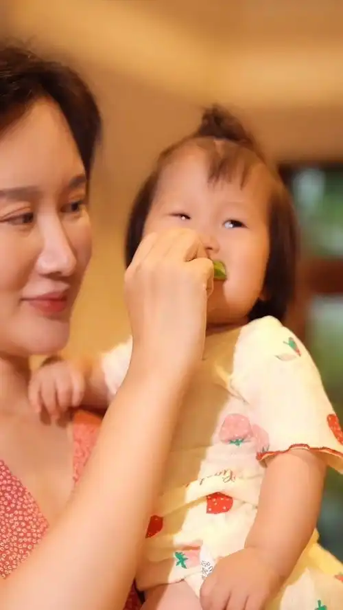 张纪中娇妻喂1岁女儿吃柠檬,小孩酸成表情包口水直流,眉眼长得太像爸爸