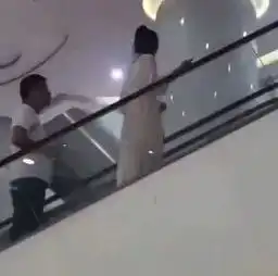 男子商场内撩起女生裙子,接下来的一幕令人震怒更想不到的是视频