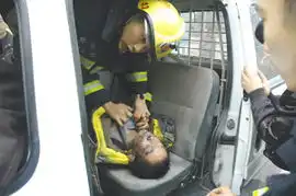 九龄童火海昏迷消防人工呼吸救他