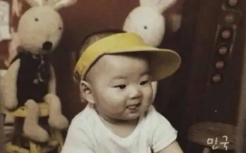 宋民国近照曝光6年后,表情包男孩竟然长成这样了