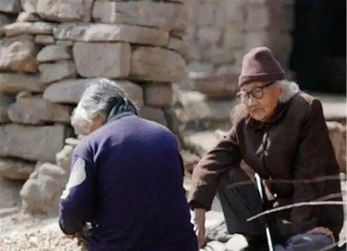 独居阿婆丈夫子女早逝,一碗咸菜吃几天,死后遗产6人清点3小时