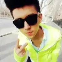 用墨镜掩盖稚气