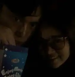 秦昊带伊能静看晚场电影拿小零食挨头就像小情侣