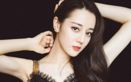 迪丽热巴发文为杨幂庆生,却意外使用蔡徐坤表情包被撕