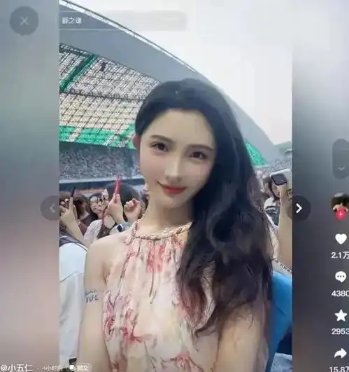 薛之谦演唱会上撒谎女生吃相太难看,网友劝男伴别做舔狗