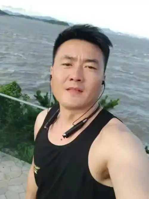 美好的一天从微笑开始男人不用太帅像爷们就行在这遇见紫色花海记录真实生活