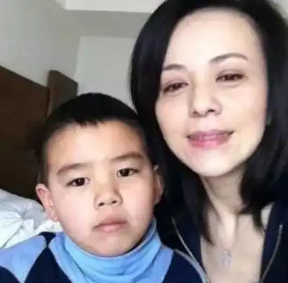 50岁雪姨王琳,蜂腰美腿宛如少女,两段婚姻失败后,至今仍单身