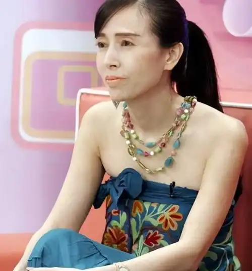 好色富婆许纯美5次婚姻失败,抛弃亲生女,被小24岁男友打毁容