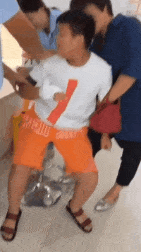 学校食堂三楼二楼新开张,楼下拉了一条横幅,到底怎么读哈哈哈