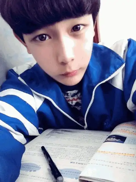 真人男生头像小学生十二