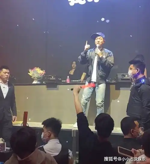 梁竞徽现身南宁某酒吧,唱得好互动的人寥寥无几42岁像24岁一样