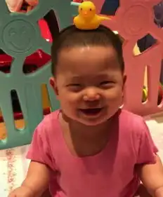 萌娃头顶小黄鸭,看到他脸上的表情,妈妈感慨真是一个小天使