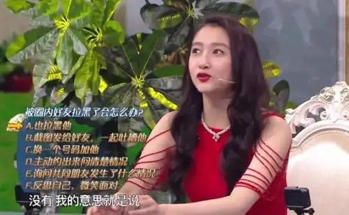 华晨宇拿小黑板碰关晓彤,表情羞涩秒变18岁少年,本能反应太甜了