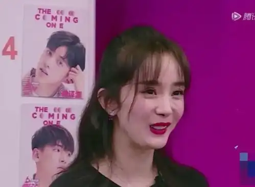 杨幂斛珠夫人路透,墨绿打扮表情怪异,路人视角脸部状态真实