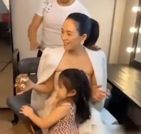 汪峰带醒醒探班章子怡,谁注意章子怡说了啥醒醒的表情太有趣