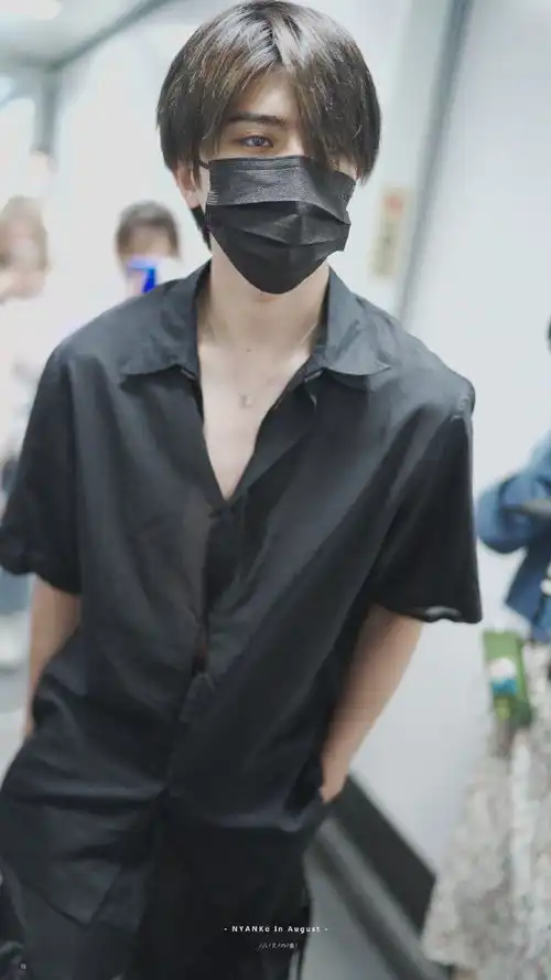 210608蔡徐坤全黑look新鲜路透出炉少年的胸口有点危险