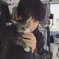 男生抱猫咪头像图片动漫