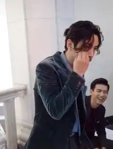 陈晓出席活动,却被身后李现的表情抢镜,网友不太聪明的亚子