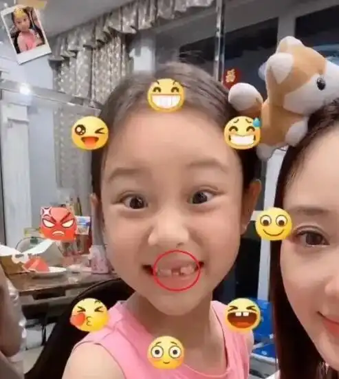 李小璐带女儿公园游玩,7岁甜馨独自玩水上滚筒动作彪悍