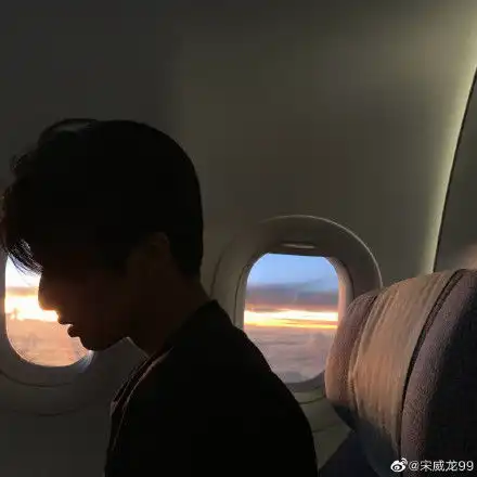 宋威龙来薇娅直播间现场帮女儿追星要签名一脸岳母笑