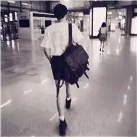 灰色伤感男生黑白背影,一个人看海是孤独的
