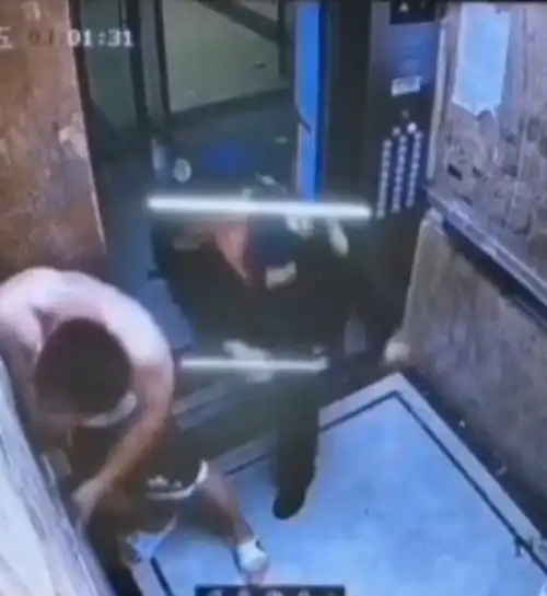 男子电梯内殴打女子,被小区保安暴揍警方为何没定性为互殴律师符合正当防卫且可构成见义勇为