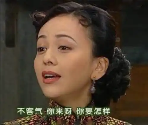 王琳不遵守节目规则,非要找小年轻导演聊人生,小伙无奈直接跪地求饶
