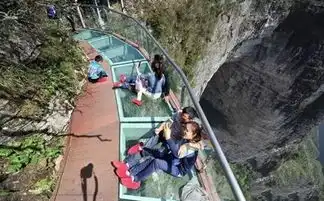最刺激的表情包玻璃栈道