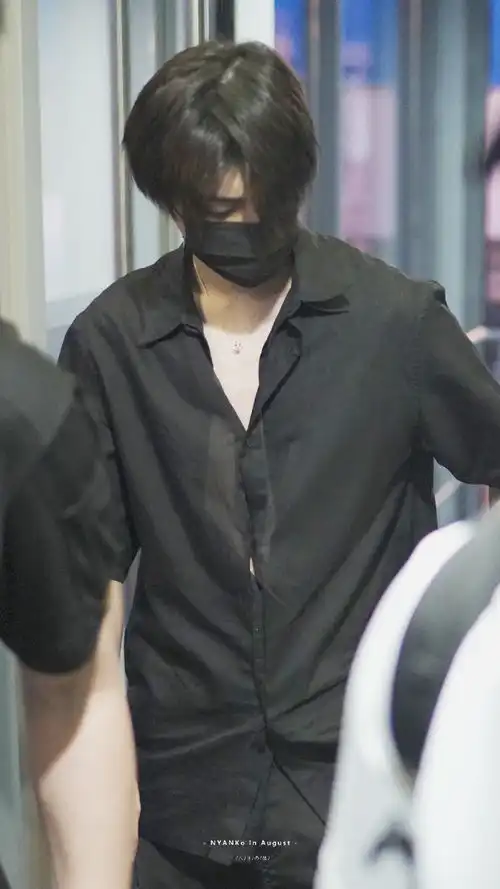 210608蔡徐坤全黑look新鲜路透出炉少年的胸口有点危险