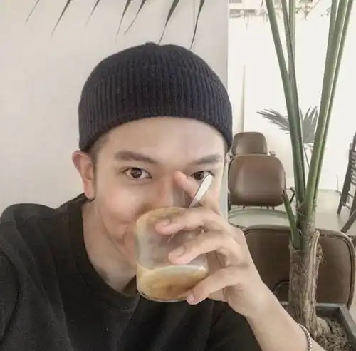 以为明白所以爱得痛快渐渐双手放不开