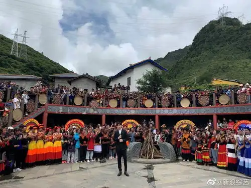 组图蔡徐坤出席活动获众人围观小粉丝与其开心握手表情亮了