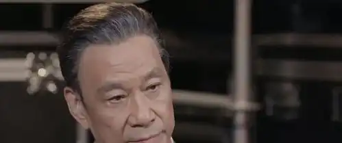 老戏骨王学圻扮演钟南山,戴上口罩与钟南山神似